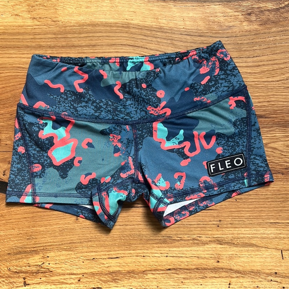 FLEO shorts sz S